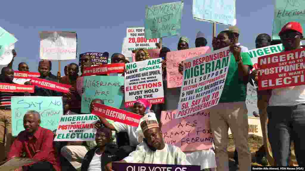 Protesters rally against a delay of the February 14 presidential elections, Abuja, Nigeria, Feb. 5, 2015.