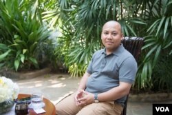 រូបឯកសារ៖ លោកឡុង ឌីម៉ង់ ឯកអគ្គរាជទូតខ្មែរប្រចាំប្រទេសកូរ៉េខាងត្បូង អង្គុយនៅក្នុងផ្ទះរបស់លោក បន្ទាប់កិច្ចសម្ភាសន៍ផ្តាច់មុខជាមួយ VOA កាលពីថ្ងៃទី១៣ ខែមេសា ឆ្នាំ២០១៦។ (នៅ វណ្ណារិន/VOA)