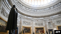 Yemin töreni en son 1985 yılında Başkan Ronald Reagan ikinci dönemine başladığında kapalı mekana taşınmıştı.