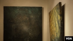 “A Small Part,”a series paintings by Nov Cheanick are on display at TINI café in Phnom Penh, Cambodia, September 27, 2017. (Tum Malis/VOA Khmer)