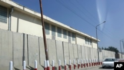 រថយន្ត​មួយ​បើក​កាត់​សាកលវិទ្យាល័យ American University of Afghanistan នៅ​ក្នុង​ក្រុង​កាប៊ុល ប្រទេស​អាហ្វហ្គានីស្ថាន កាលពី​ថ្ងៃទី៨ ខែសីហា ឆ្នាំ២០១៦។