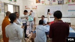 រូបឯកសារ៖ ​ក្រុម​មន្ត្រី​រៀបចំ​ការ​បោះឆ្នោត បាន​ប្រមូល និង​រាប់​សន្លឹក​ឆ្នោត នៅ​ការិយាល័យ​បោះឆ្នោតក្នុងអនុវិទ្យាល័យសោ ហឺ​ ក្នុងសង្កាត់ស្វាយប៉ោ ក្រុង​បាត់ដំបង នៅ​ថ្ងៃ​ទី៤ ខែ​មិថុនា ឆ្នាំ២០១៧។ (អ៊ិត សូធឿត/វីអូអេ)