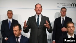 Specijalni izaslanik Bele kuće Ričard Grenel (u sredini) sa predsednicima Kosova Hašimom Tačijem i Srbije Aleksandrom Vučićem (Foto: Reuters/Michael Dalder)