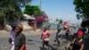 Los vendedores callejeros abandonan la zona después de que se escucharan disparos en Puerto Príncipe, capital de Haití, el 20 de marzo de 2024.