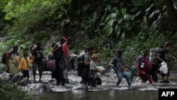 Migrantes de Haití cruzan la Selva del Darién, cerca del departamento de Choco, Colombia, en esta fotografía tomada el 26 de septiembre de 2021.
