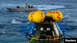 NASA i Mornarica SAD sa brodom USS San Dijego vježbaju vađenje astronauta iz mora nakon povratka kapsule u zemljinu atmosferu i pada u more, 28. februara 2024. (Foto: Rojters/NASA/Kenny Allen)
