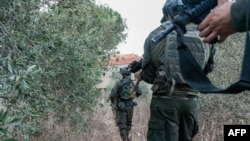 Fotografi e publikuar nga ushtria izraelite më 8 tetor 2024; ushtarët izralit gjatë një operacioni afër kufirit me Libanin