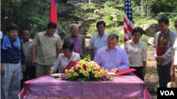 រដ្ឋមន្រ្តី​ក្រសួង​វប្បធម៌ និង​វិចិត្រ​សិល្បៈ លោកស្រី ភឿង សកុណា និង​ឯកអគ្គរដ្ឋទូត​សហរដ្ឋ​អាមេរិក​ប្រចាំ​កម្ពុជា លោក William Heidt ក្នុង​ពិធី​ចុះ​ហត្ថលេខា​លើ​គម្រោង​មូលនិធិ​ឯកអគ្គរដ្ឋទូត​អាមេរិក (AFCP) ជាង​១២ម៉ឺន​ដុល្លារ សម្រាប់​រយៈពេល​៣ឆ្នាំ​ក្នុងការរៀបចំ