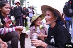 អ្នកស្រី​ ង៉ែត ឃុន​ ហៅ​ម៉ាំមី អ្នក​តំណាង​សហគមន៍​បឹង​កក់ ​ដែល​រាប់​រយគ្រួសារ​រស់​នៅ​តំបន់​នេះ​ ត្រូវ​បាន​គេ​ជម្លៀស​ចេញ​ កាល​ពី​ប៉ុន្មាន​ឆ្នាំ​កន្លង​ទៅ​។ (ឡេង ឡែន/ VOA Khmer)