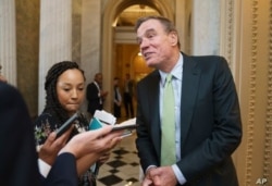 El senador Mark Warner, demócrata por Virginia, presidente del Comité de Inteligencia del Senado, hace una pausa para hablar con los reporteros en el Capitolio en Washington, el 10 de junio de 2021.
