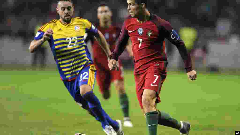 Le Portugais Cristiano Ronaldo défile Victor Rodriguez, d'Andorre, lors du match de qualification de la Coupe du Monde au stade municipal d'Aveiro, le 7 octobre 2016.
