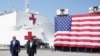 El presidente Trump y el secretario de Defensa de EE.UU., Mark Esper, acudieron el 28 de marzo a la base naval de Norfolk para despedir al USNS Comfort, que partió rumbo a Nueva York.