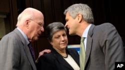 Ichki xavfsizlik vazirasi Janet Napolitano senatorlar Patrik Lexi va "America Online" korporatsiyasi rahbari Stiv Keys bilan, AQSh Senati, 13-fevral, 2013