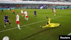 دروازه بان تیم پولند در رقابت با ارجنتاین سنگ تمام گذاشت و ضربه های حتمی گول را در لحظات حساس مهار کرد.