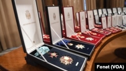 Ordenje koje je predsednik Srbije uručio lekarima koji se bore protiv kovida 19 (foto Fonet)