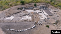 دورنمای محوطه باستانی سگستا که محراب یونانی در آن پیدا شده است.