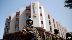 Sécurité renforcée autour de l'hôtel Radisson Blu, Bamako, Mali, le 21 novembre 2015, lors d'une visite du président Ibrahim Boubacar Keita.(AP Photo/Jerome Delay)