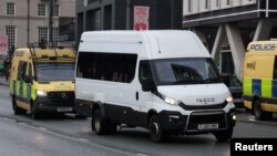 ተጠርጣሪውን አክሴል ሩዳኩባናን እንደያዘ የሚታመን የእስር ቤት መኪና ፍርድ ቤት ታጅቦ ሲደርስ፤ እአአ ጥር 20/2025