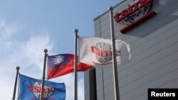 芯片制造代工龙头台积电和台湾的旗帜在新竹总部外飘扬。（资料照片）