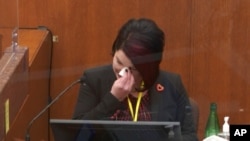 En esta captura de video, la que fuera novia de Floyd, Courtney Ross, responde el jueves 1 de abril de 2021 al jurado en una corte de Minneapolis en el juicio contra el expolicía Darek Chauvin.