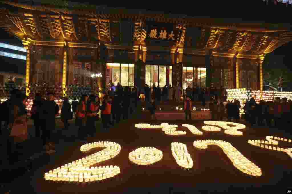 Los budistas encienden velas durante las celebraciones de Año Nuevo en el templo budista Jogye en Seúl, en Corea del Sur. (Foto AP)