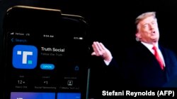 Bivšem američkom predsedniku zabranjen pristup Tviteru, Fejsbuku, Guglu i Jutjubu pošto su njegove pristalice 6. januara 2021. godine upale u Kapitol - pošto je prethodno na društvenim mrežama objavljivao poruke koje su pozivale na nasilje. (Foto: AFP/Stefani Reynolds)