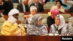 Charla de delegadas durante la sesión inaugural de la Asamblea Nacional en Argel, Argelia, el 26 de mayo de 2012.