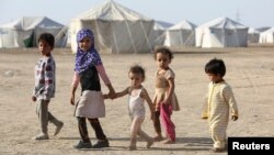 Deca u kampu za lica raseljena zbog borbi između vladinih snaga i Hutija, u jemenskoj severnoj pokrajini al-Džaf, u Maribuu, 8. marta 2020. (Foto: Reuters) 
