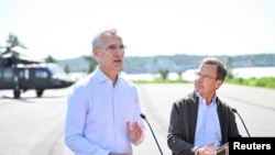 Генеральний секретар НАТО Єнс Столтенберг і прем’єр-міністр Швеції Ульф Крістерссон проводять пресконференцію на військовій базі неподалік Стокгольма, 7 червня 2024. Інформаційне агентство TT/Генрік Монтгомері/REUTERS.