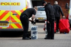 Mutaxassislar Sergey Skripal zaharlangan hududni o'rganmoqda, Solsberi, Britaniya, 2018-yil, 21-mart