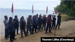 Mantan Eks Narapidana Terorisme (napiter) Poso saat membacakan ikrar kesetiaan terhadap Negara Kesatuan Republik Indonesia, pada 11 Oktober 2021. (Foto: VOA/Yoanes Litha)