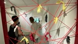 反送中运动两周年义卖活动的场地布满像征国安法的红线。 (美国之音 汤惠芸拍摄)