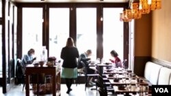 El número total de inmigrantes empleados en hostelería pasó de poco más de 1,7 millones en 2008 a 1,8 millones en 2010.