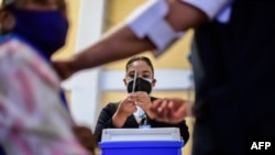 En total, el gobierno estadounidense destinará 80 millones de su arsenal para ayudar a otros países a combatir la pandemia