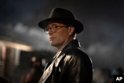 تصویر منتشر شده توسط لوکاس فیلم، هریسون فورد را در صحنه ای از «ایندیانا جونز و شماره گیری سرنوشت» نشان می دهد