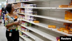 La escasez en Venezuela llega al 62 por ciento, según analistas económicos.