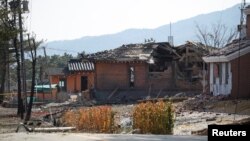 Những căn nhà bị hư hại ở Pocheon do hậu quả của vụ bắn nhầm