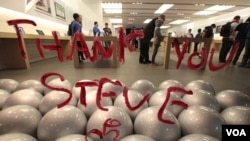 Un mensaje rindiendo tributo a Steve Jobs fue escrito con lápiz labial en la ventana de una tienda de Apple Store en Santa Monica, California.