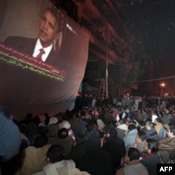 Misr ommasi AQSh rahbari nuqtini tinglamoqda. Barak Obama Husni Muborakni konkret o'zgarishlar qilishga chaqirdi. Odamlarni zo'ravonlikdan tiyinishga undadi.