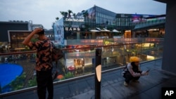 資料照片：中國人們在北京三里屯太古里購物。 (2024年7月2日)