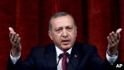 Le président turc Recep Tayyip Erdogan commente le coup militaire, à Ankara, Turquie, le 29 juillet 2016. 