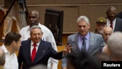 Rais wa zamani Raul Castro akiwa na Mrithi wake Rais Miguel Diaz-Canal (kulia), Havana, Cuba, Aprili 18, 2018.