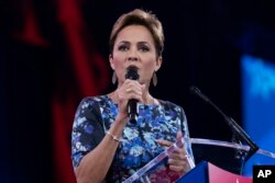 แครี เลค ที่ปธน.ทรัมป์เสนอชื่อให้มาดำรงตำแหน่งผู้อำนวยการ วีโอเอ ขึ้นพูดบนเวทีงาน Conservative Political Action Conference (CPAC) ที่ Gaylord National Resort & Convention Center เมื่อ 21 ก.พ. 2568