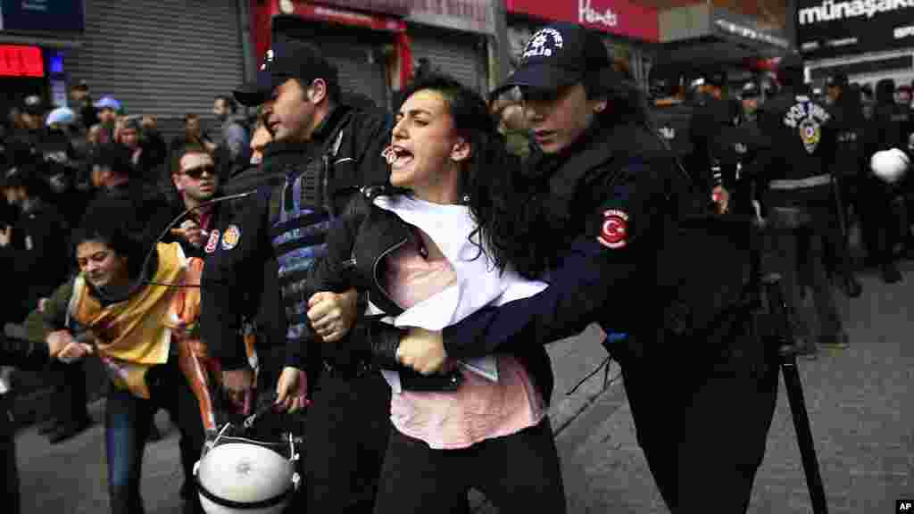 'Yan sanda sun kama wasu daga cikin masu zanga zanga a bikin ranar &nbsp;Ma'aikata ta duniya&nbsp; a babban birnin Istambul, Ranar 1 daga watan Mayu&nbsp; 2017. &nbsp;