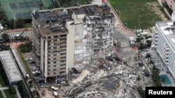 Una vista aérea que muestra un edificio parcialmente derrumbado en Surfside cerca de Miami Beach, Florida, Estados Unidos, 24 de junio de 2021. REUTERS / Marco Bello