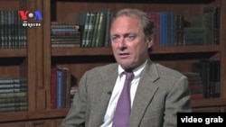 រូបឯកសារ៖ លោក​ Peter Maguire ​អ្នកឯកទេស​ខាង​ច្បាប់​អន្តរជាតិ ​និង​ជា​អ្នកនិពន្ធ​សៀវភៅ​ «ប្រឈមមុខ​នឹង​មរណភាព​នៅ​កម្ពុជា‍»។ (រូបទាញចេញ​ពី​បទសម្ភាសន៍​ជាវីដេអូ​របស់ VOA)