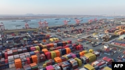 Foto dari udara yang menunjukkan sejumlah kontainer yang berada di pelabuhan di Nanjing, China, pada 4 Februari 2025. (Foto: AFP)