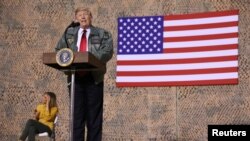 گالری عکس: دیدار از پيش اعلام نشده پرزیدنت ترامپ و بانوی اول با سربازان آمریکا در عراق