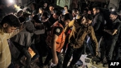 Ljudi odvoze ranjenu osobu sa mjesta zgrade koja je pogođena izraelskim bombardovanjem u Rafi u južnom pojasu Gaze 7. maja 2024. godine.