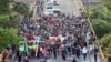Un grupo de migrantes recorre las calles de Tapachula, México, camino de Estados Unidos, el 16 de abril de 2022.